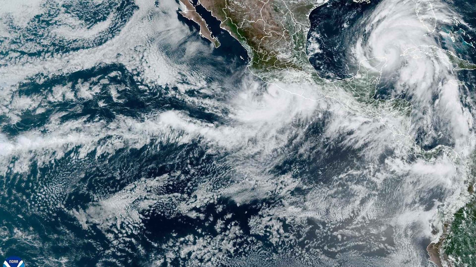 Huracán John está estacionario frente a Michoacán; mantiene categoría uno