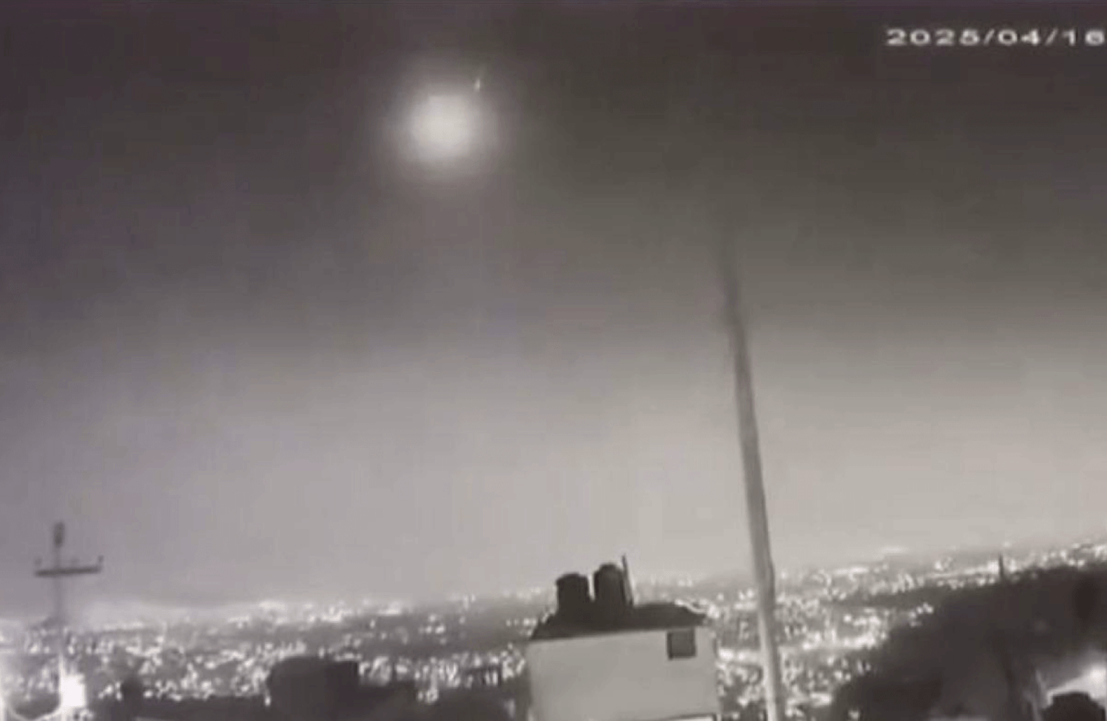 Bólido ilumina y estremece el cielo de la CDMX durante la madrugada