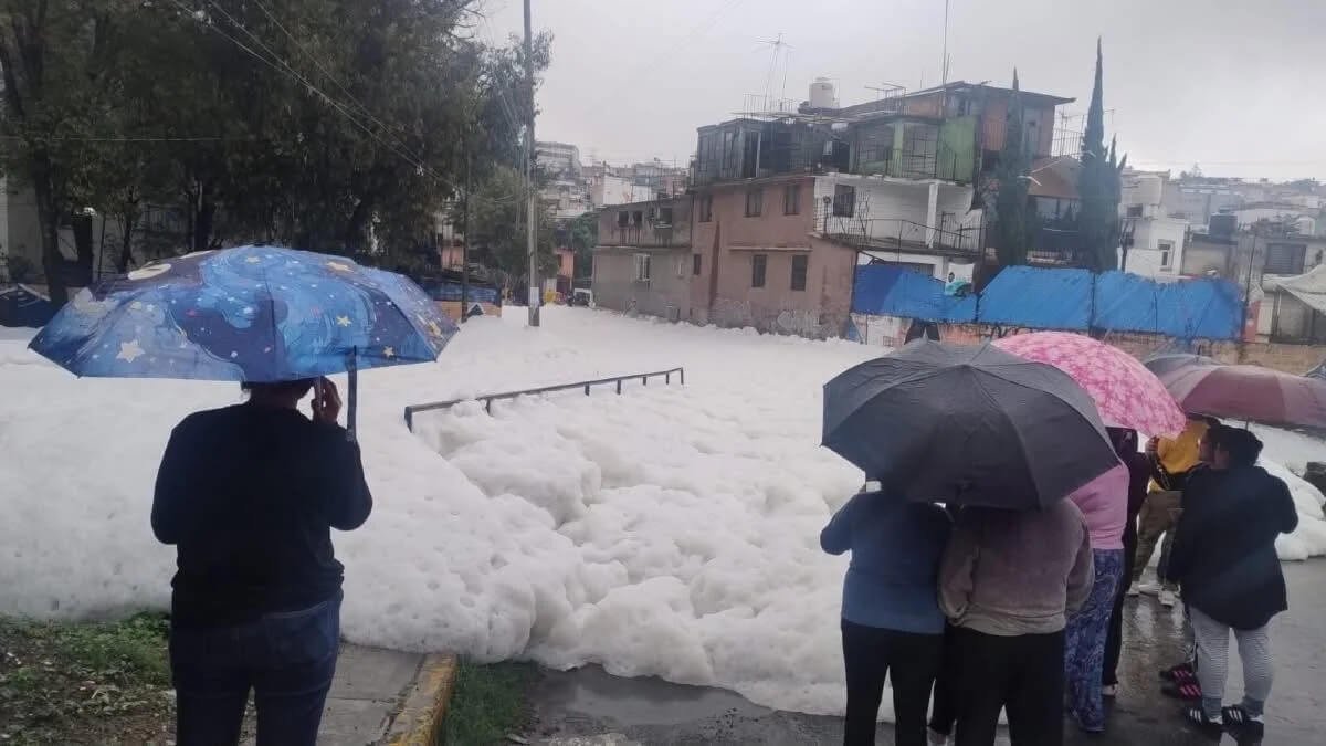 Naucalpan bajo espuma: la misteriosa capa blanca tras el desbordamiento de la Presa Los Cuartos